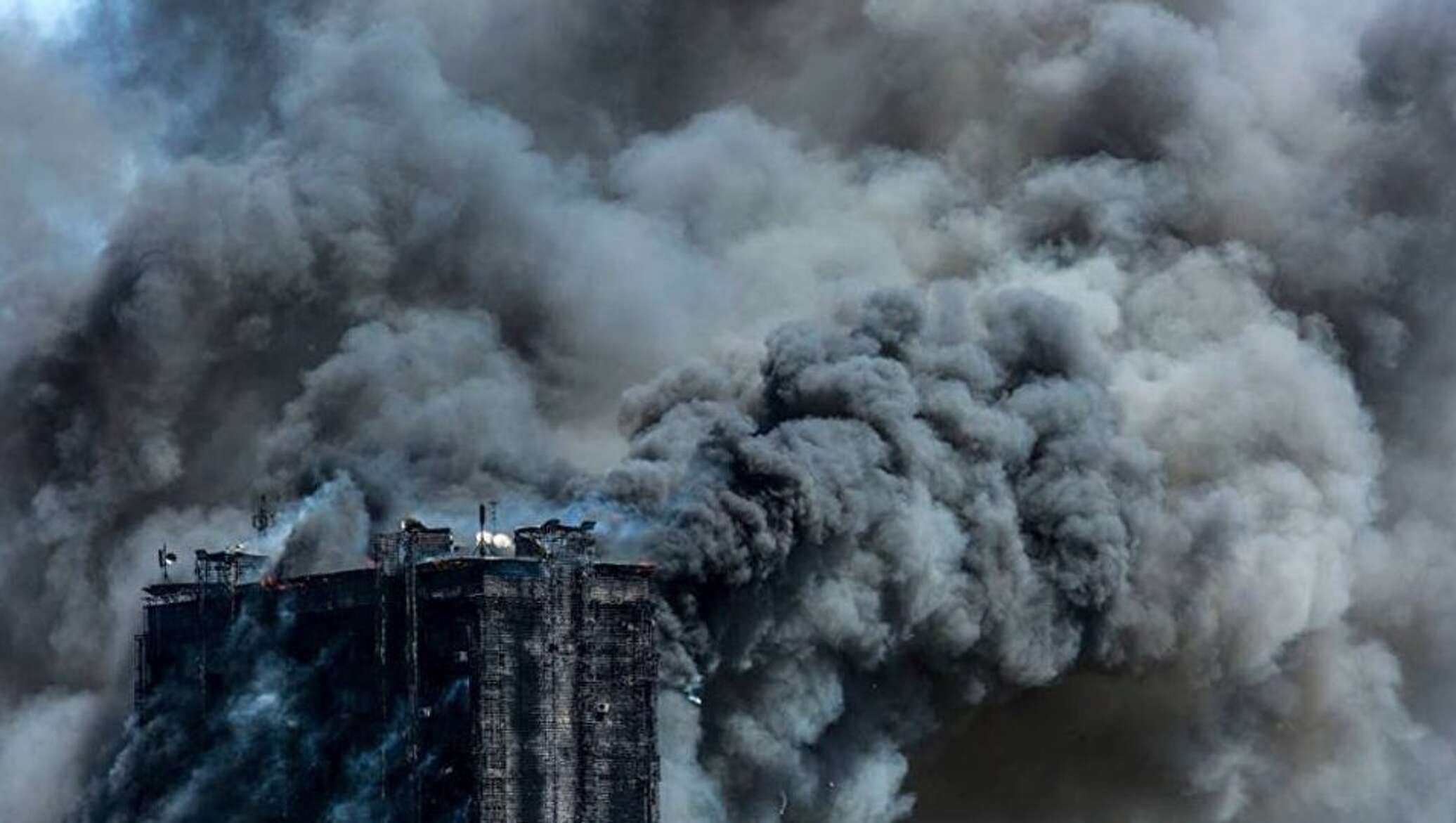 Дым после пожара. Пожар в Баку Азадлыг. Пожар на проспекте Азадлыг. Город в дыму. Дым от пожара здания.