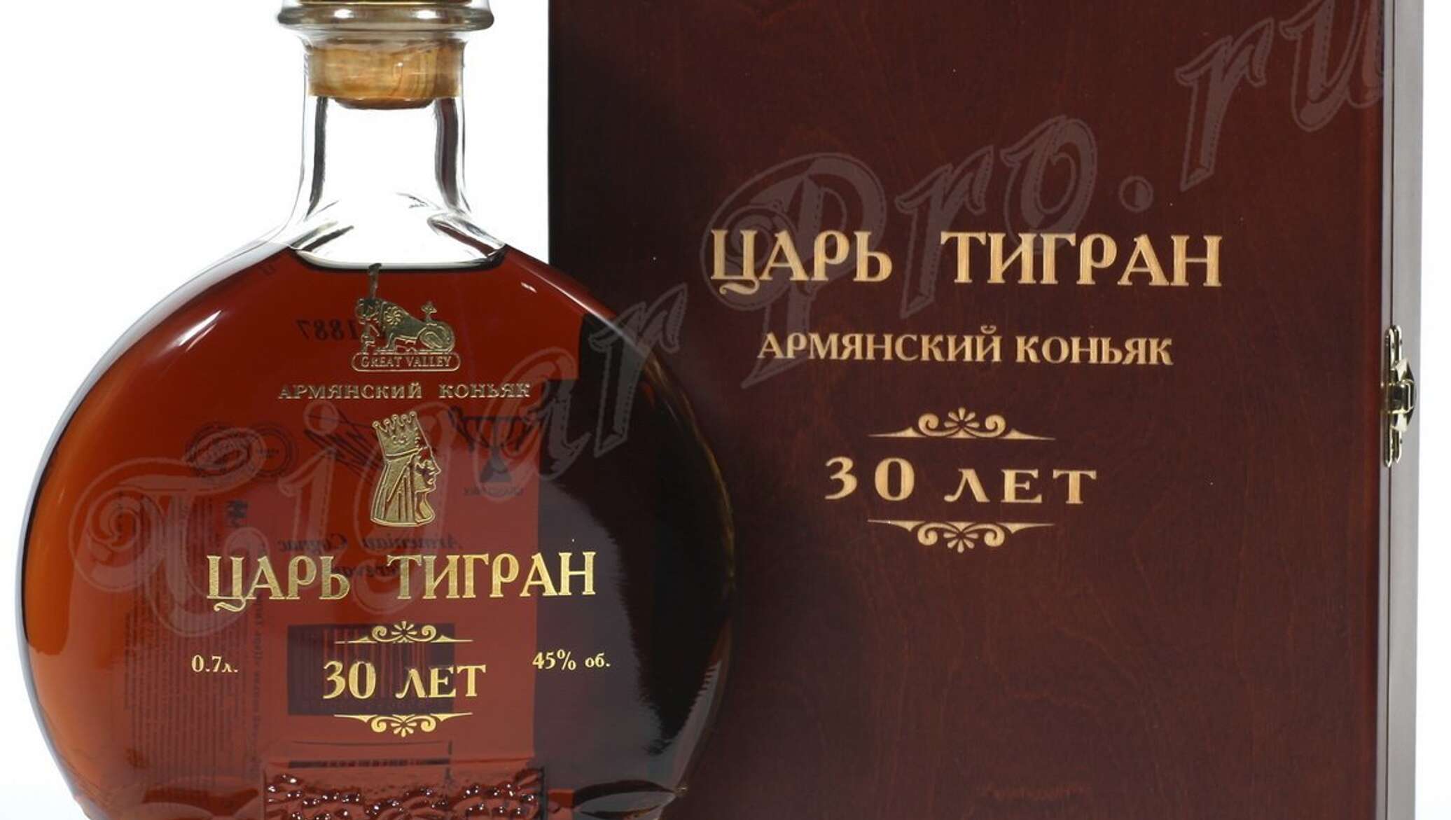 Армянский коньяк с изображения мужчины на бутылке