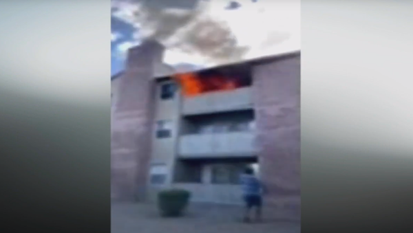 Прямо в руки!: футболист поймал на лету ребенка, выпрыгнувшего с балкона горящего здания - Sputnik Армения