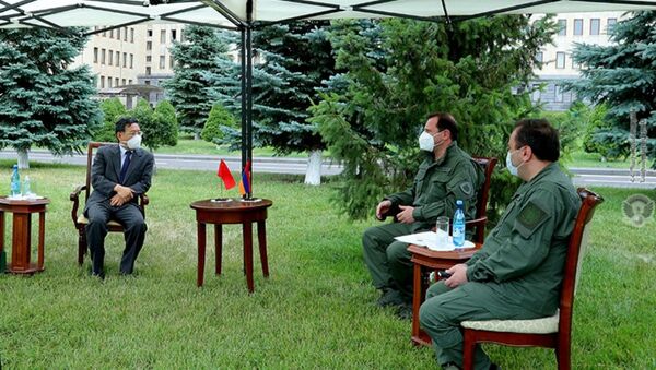 Встреча министра обороны РА Давида Тонояна и Чрезвычайного и Полномочного Посла КНР в РА Тянь Эрлуна (9 июля 2020). Еревaн - Sputnik Армения