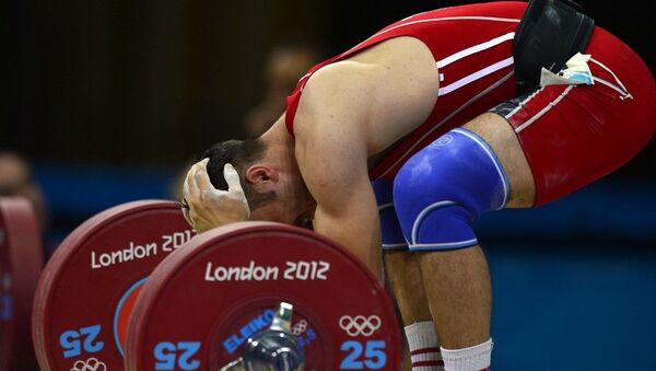 Турецкий тяжелоатлет Мете Бинай во время выступления на Олимпийских играх (31 июля 2012). Лондон - Sputnik Армения