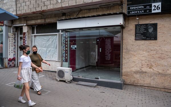 Вывески Сдается в аренду на витринах торговых точек на улице Абовяна (9 июля 2020). Еревaн - Sputnik Армения