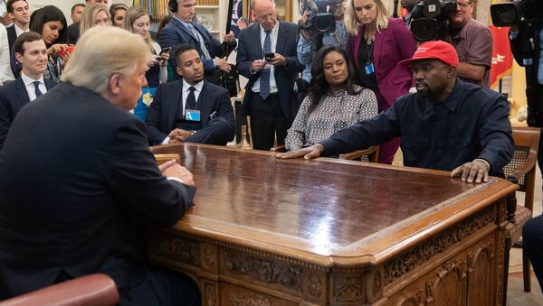 Президент США Дональд Трамп во время встречи с рэпером Канье Уэстом в Овальном кабинете Белого дома (11 октября 2018). Вашингтон - Sputnik Армения