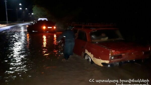 Машины застряли в воде на дороге Ереван-Мецамор (12 июля 2020). - Sputnik Արմենիա