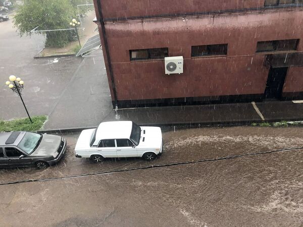 Տներն ու նկուղները ջուր է լցվել․ 125 կանչ Գյումրիում՝ անձրևից ու կարկուտից հետո Տներն ու նկուղները ջուր է լցվել․ 125 կանչ Գյումրիում՝ անձրևից ու կարկուտից հետո - Sputnik Արմենիա