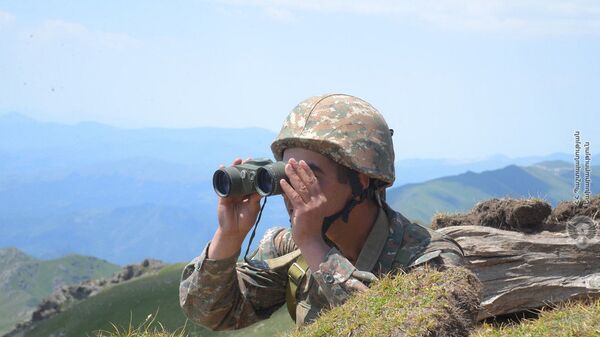 Армянский военнослужащий на боевой позиции - Sputnik Армения