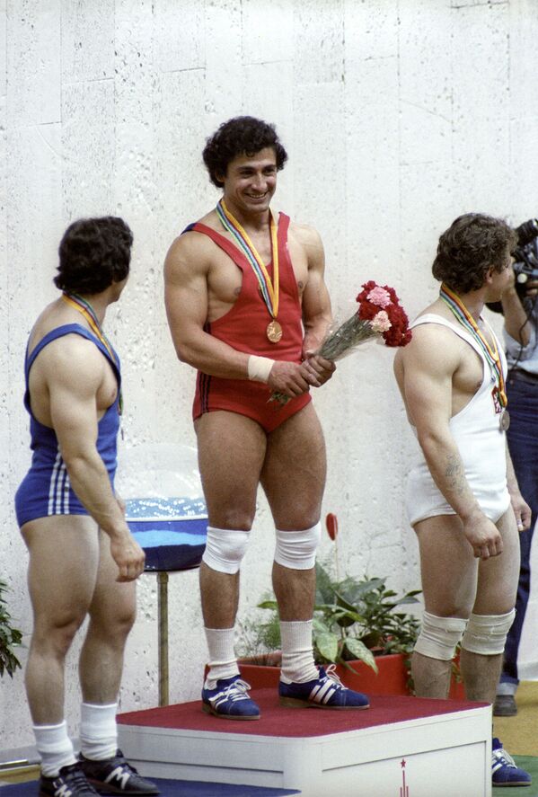 Чемпион Олимпиады 1980 года по тяжелой атлетике Юрий Варданян во время награждения (27 июля 1980). Москвa Чемпион Олимпиады 1980 года по тяжелой атлетике Юрий Варданян во время награждения (27 июля 1980). Москвa - Sputnik Армения