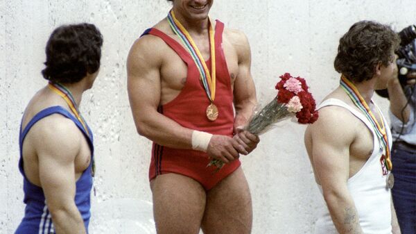 Чемпион Олимпиады 1980 года по тяжелой атлетике Юрик Варданян во время награждения (27 июля 1980). Москвa - Sputnik Արմենիա