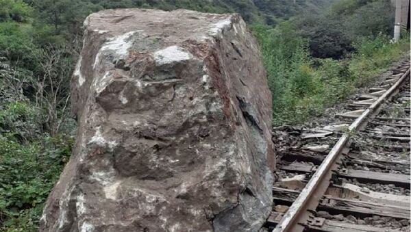  Упавшая каменная глыба повредила участок железной дороги на севере Армении - Sputnik Արմենիա