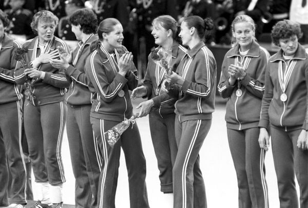 Гандболистки Алдона Нененене и Сигита Стречень из Литовской ССР завоевали золотые медали в составе сборной Советского Союза Гандболистки Алдона Нененене и Сигита Стречень из Литовской ССР завоевали золотые медали в составе сборной Советского Союза - Sputnik Армения