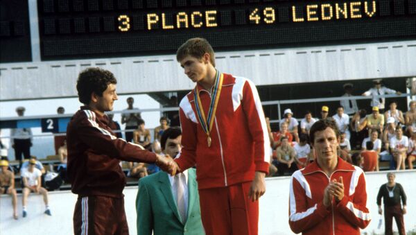 Анатолий Старостин (в центре) стал победителем в современном пятиборье на XXII летних Олимпийских играх - Sputnik Армения