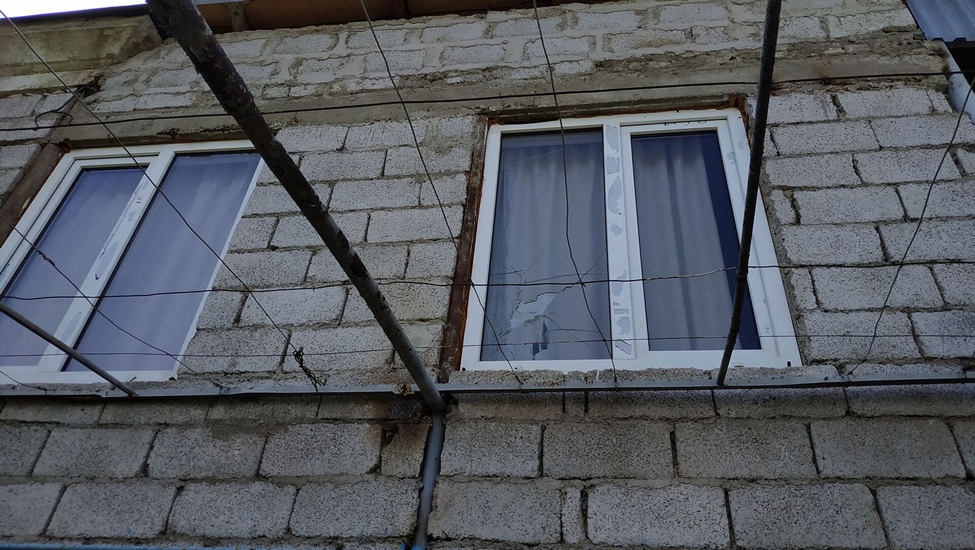 Пострадавший от обстрелов жилой дом в селе Неркин Кармирахпюр, Тавуш - Sputnik Արմենիա, 1920, 12.06.2021