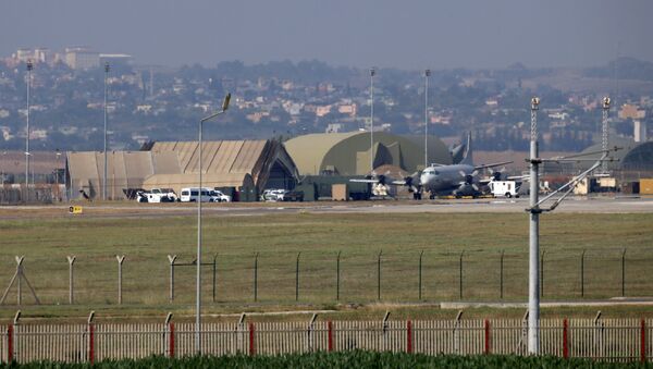 Военный самолет на взлетно-посадочной полосе на авиабазе Инджирлик, на окраине города Адана, на юго-востоке Турции - Sputnik Армения