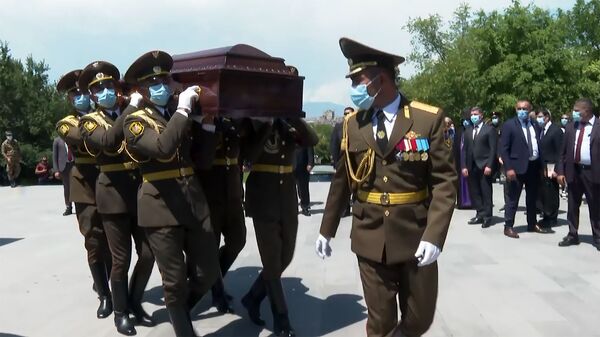 Вы погибли за наше будущее – в Ераблуре похоронили павшего в Тавуше майора ВС Армении Вы погибли за наше будущее – в Ераблуре похоронили павшего в Тавуше майора ВС Армении - Sputnik Армения