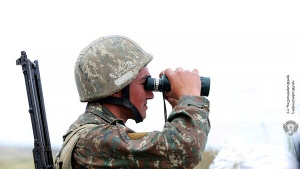 Армянский военнослужащий на боевой позиции - Sputnik Армения