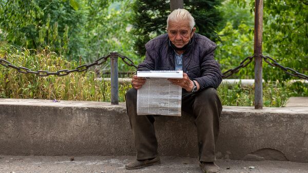 Читающий газету житель села Айгедзор, Тавуш - Sputnik Армения