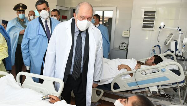 Президент Армен Саркисян посетил Центральный клинический госпиталь МО Армении, где проходят лечение раненные на Тавушском отрезке армяно-азербайджанской границы военнослужащие (18 июля 2020). Еревaн - Sputnik Արմենիա