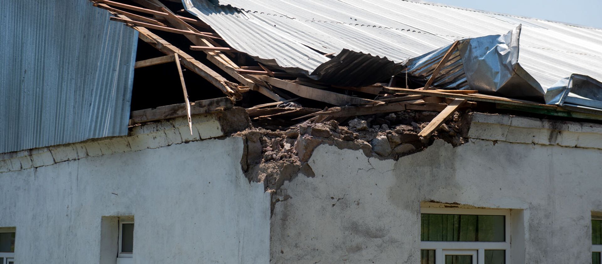 Разрушенная крыша детского сада после обстрела в селе Айгепар (18 июля 2020). Тавуш - Sputnik Армения, 1920, 11.02.2021