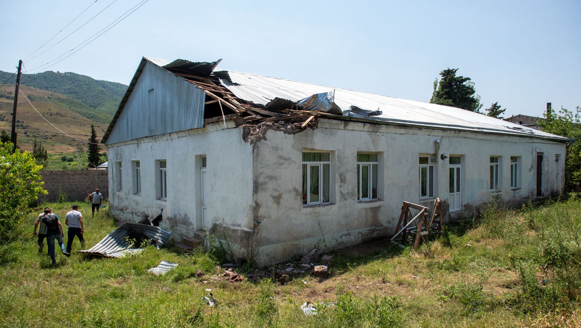 Здание детского сада с разрушенной крышей после обстрела в селе Айгепар (18 июля 2020). Тавуш - Sputnik Արմենիա, 1920, 19.03.2021