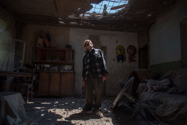 Житель села Айгепар Арам Вардазарян в своем разрушенном после обстрелов доме (18 июля 2020). Тавуш - Sputnik Армения