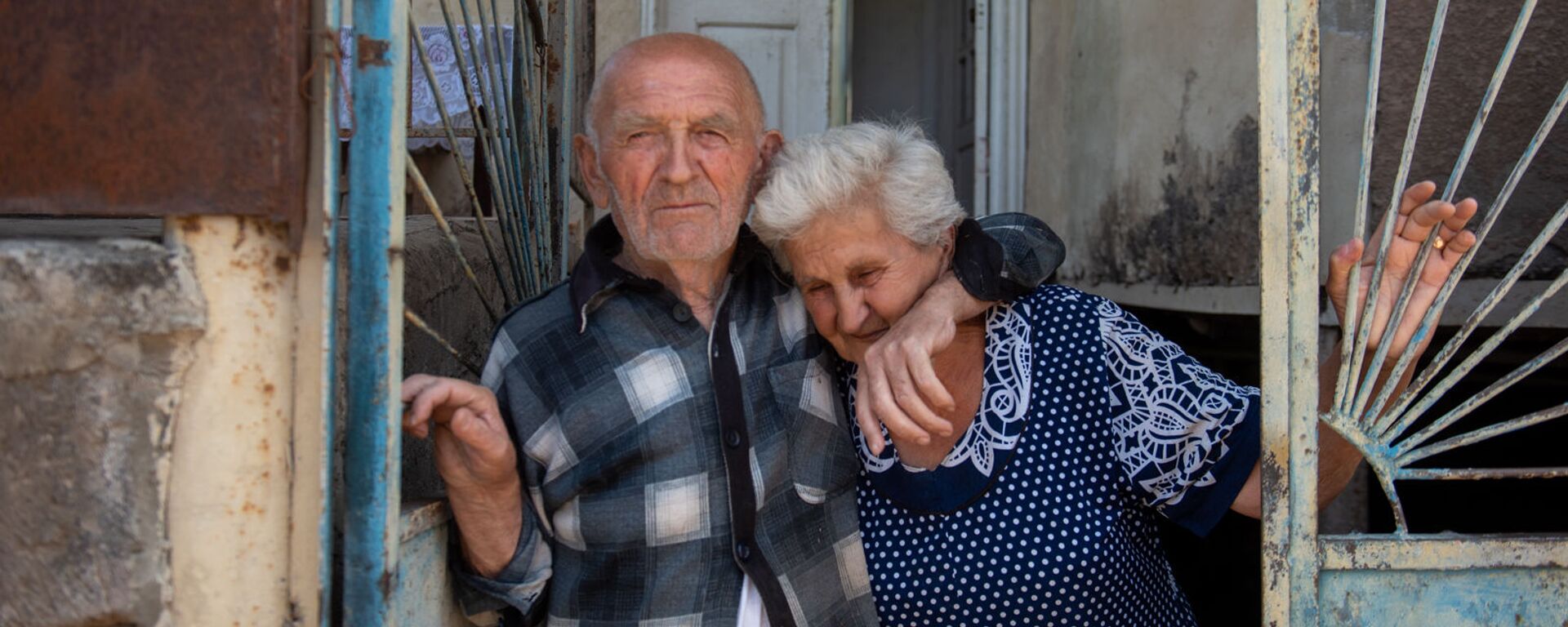 Житель села Айгепар Арам Вардазарян с женой Лидой Вардазарян в воротах своего дома (18 июля 2020). Тавуш - Sputnik Армения, 1920, 22.10.2021