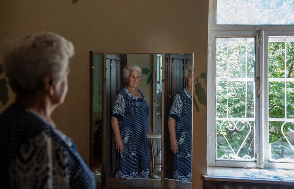 Жительница села Айгепар Лида Вардазарян в отражении зеркала у себя дома (18 июля 2020). Тавуш - Sputnik Армения