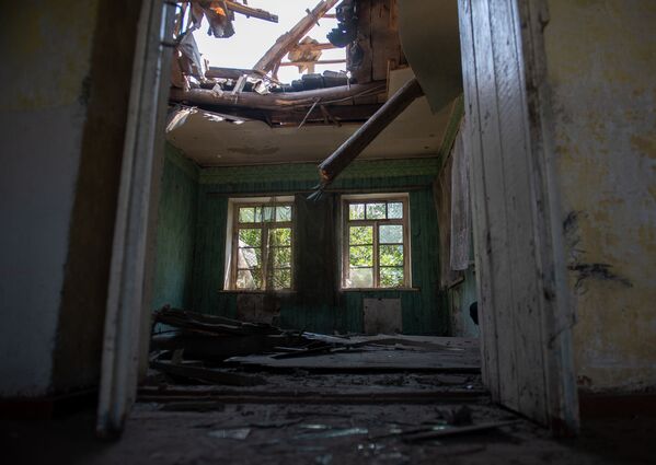 Потолок в разрушенном после обстрелов доме в селе Айгепар (18 июля 2020). Тавуш - Sputnik Армения