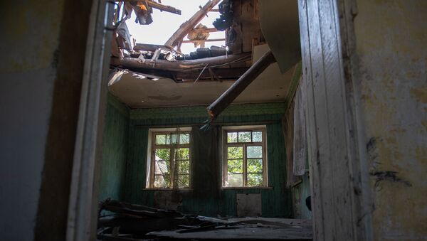 Потолок в разрушенном после обстрелов доме в селе Айгепар (18 июля 2020). Тавуш - Sputnik Արմենիա
