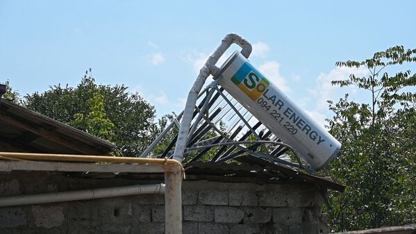 Разбитый аккумулятор солнечных батарей на крыше дома в селе Айгепар (18 июля 2020). Тавуш - Sputnik Армения