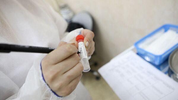 Медсестра делает записи на пробирке с тестом на коронавирус - Sputnik Армения