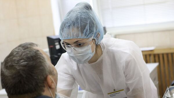 Медсестра во время теста на коронавирус - Sputnik Армения