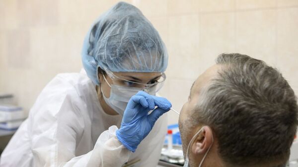 Медсестра во время теста на коронавирус - Sputnik Армения