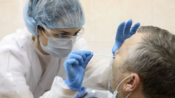 Медсестра во время теста на коронавирус - Sputnik Արմենիա
