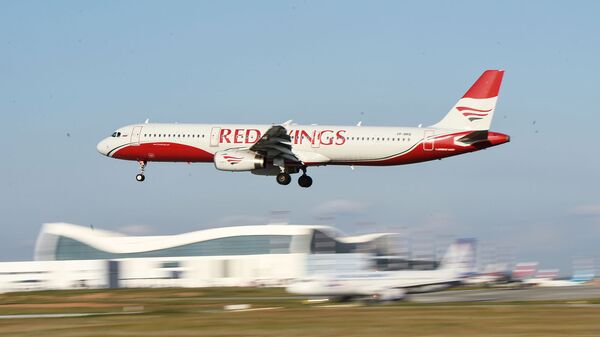 Пассажирский авиалайнер Airbus A321-231 авиакомпании Red Wings в аэропорту Симферополя - Sputnik Արմենիա