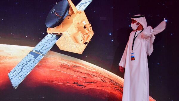 Мужчина напротив экрана с изображением космического зонда Надежда в Дубае - Sputnik Արմենիա