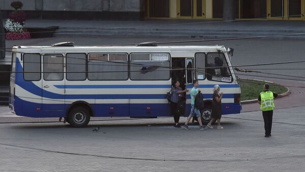 Трое заложников выходят из захваченного пассажирского автобуса в городе Луцк (21 июля 2020). Украина - Sputnik Արմենիա
