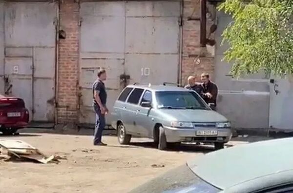 Ուկրաինայի Պոլտավա քաղաքում տղամարդը պատանդ է վերցրել գնդապետին. տեսանյութ Ուկրաինայի Պոլտավա քաղաքում տղամարդը պատանդ է վերցրել գնդապետին. տեսանյութ - Sputnik Արմենիա