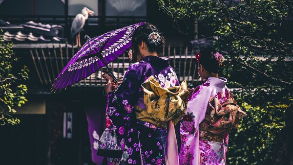 Девушки в кимоно в японской префектуре Киото - Sputnik Армения