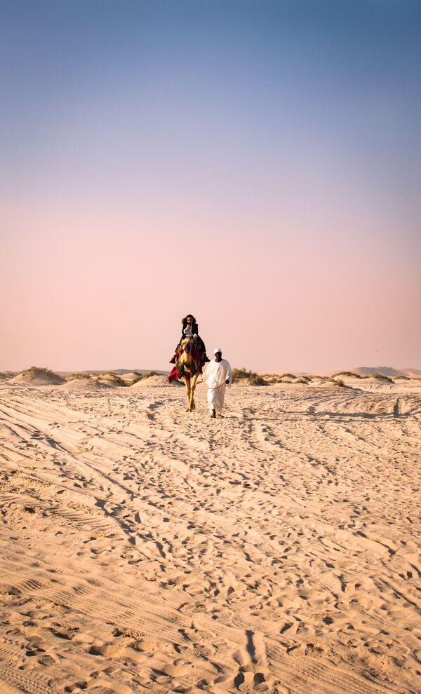 Девушка на верблюде в Катаре - Sputnik Армения