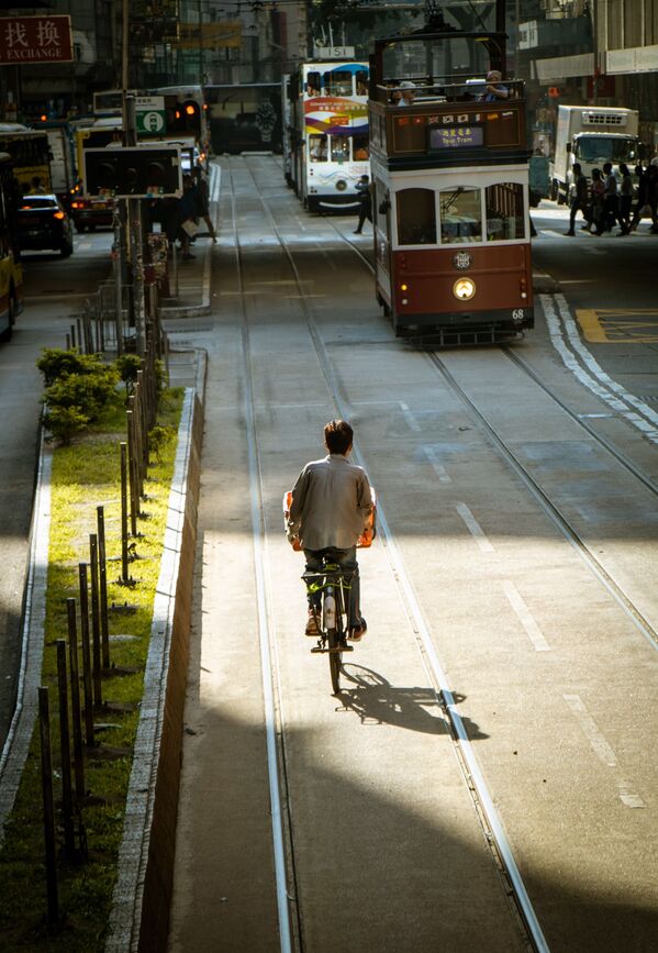 Вид на велосипедиста и трамваи в Гонконге - Sputnik Армения