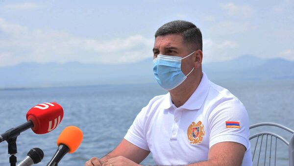 Губернатор Гегаркуникской облати Гнел Саносян во время пресс-конференции на берегу озера Севан (24 июля 2020). Гегаркуник - Sputnik Армения