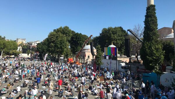 Верующие перед намазом на площади Султанахмет у собора Святой Софии (24 июля 2020). Стамбул - Sputnik Արմենիա