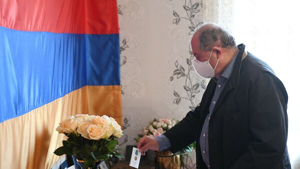 Президент Армен Саркисян посетил семью погибшего Соса Элбакяна (24 июля 2020). Ширак - Sputnik Армения