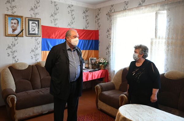 Подвиг его бессмертен: президент Армении навестил родителей офицера Соса Элбакяна Подвиг его бессмертен: президент Армении навестил родителей офицера Соса Элбакяна - Sputnik Армения