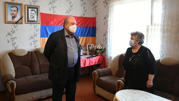 Президент Армен Саркисян посетил семью погибшего Соса Элбакяна (24 июля 2020). Ширак - Sputnik Արմենիա