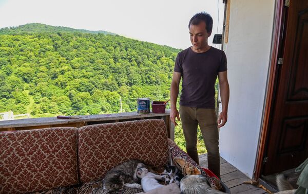 Писатель Грегори Дил в своем доме в селе Калаван, Гегаркуник - Sputnik Армения