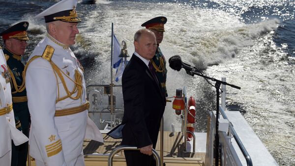 Президент РФ, верховный главнокомандующий Владимир Путин приветствует участников Главного военно-морского парада по случаю Дня Военно-морского флота РФ на Кронштадтском рейде в Финском заливе - Sputnik Արմենիա