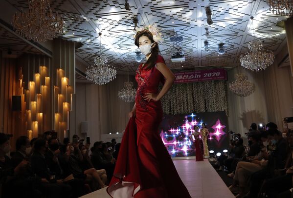 Модель на первом модном показе дизайнерских масок в Сеуле  - Sputnik Армения