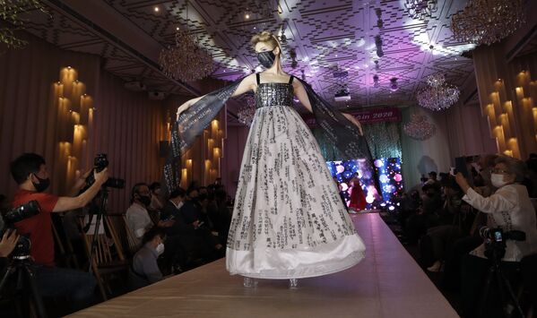 Модель на первом модном показе дизайнерских масок в Сеуле - Sputnik Армения