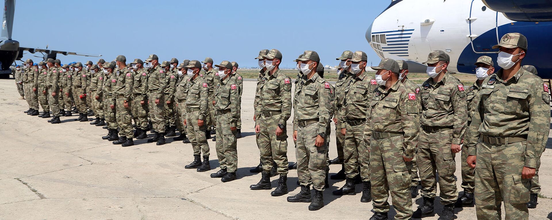 Военнослужащие на торжественной церемонии встречи турецких военных, прибывших на учения в Азербайджан. Стоп-кадр с видео, предоставленного Минобороны Азербайджана (26 июля 2020). - Sputnik Армения, 1920, 04.04.2021